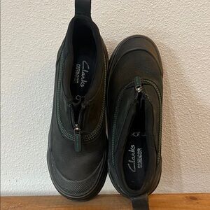 Clarks kids slip on muckers boot size 3 
Waterproof & thinsulate lined